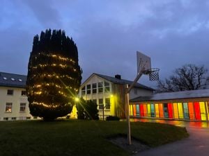 Pyntet juletre med skolebygg i bakgrunnen